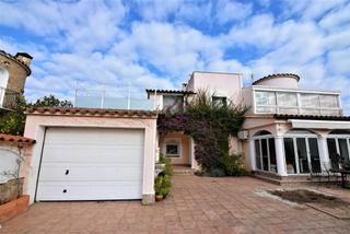 Casa a Requesens. Empuriabrava, en venta casa con 4 dormitorios y piscina interior
