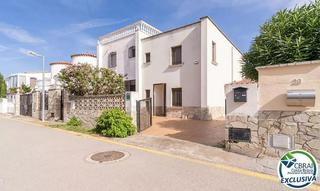 Casa a Montgrí. Montgrí casa de 4 dormitorios con jardín a pocos metros de la pl