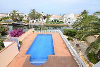 Haus in Cap Ras - Creus - Falconera. Estupenda casa al canal ancho con amarre de 12,50m