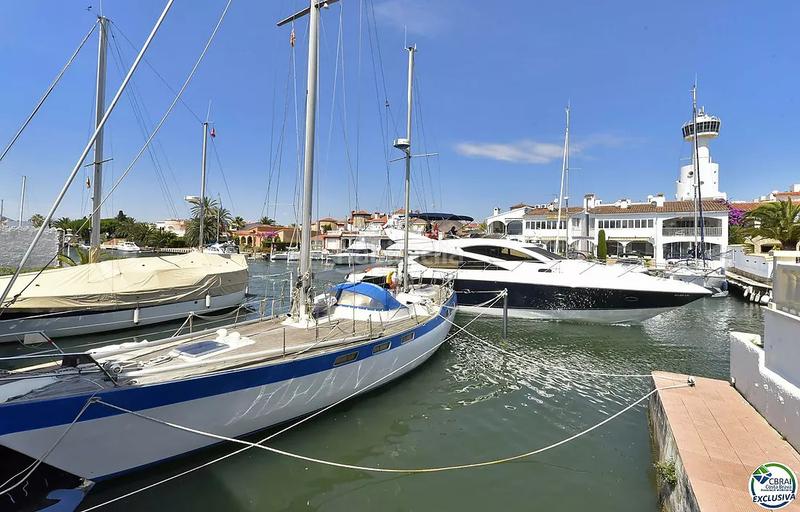Foto 1158c5a9-7be7-436c-9afa-8ed51eb42ab7. Casa  de pescador en el sector salins en venta con amarre de 12,5 x 4 m para velero, en Empuriabrava