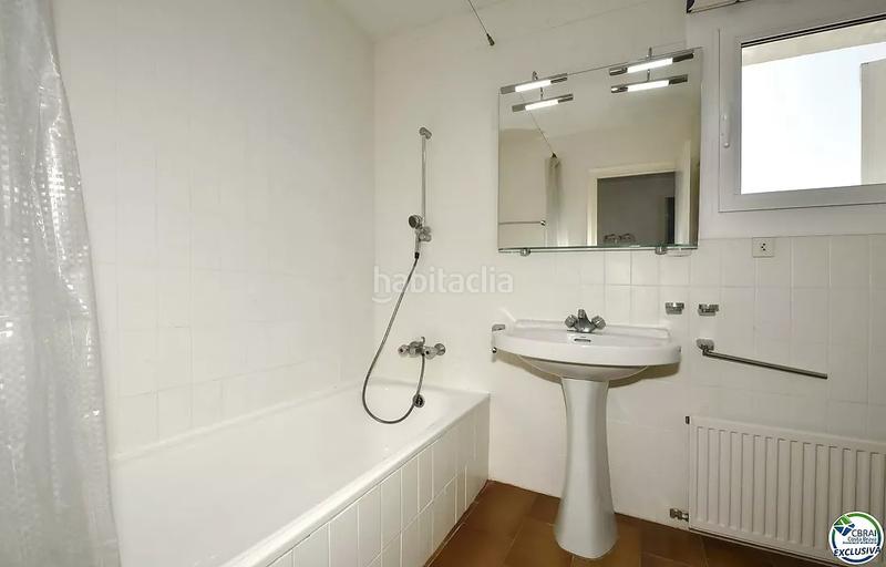 Foto 1b2c78a3-9ceb-49b9-9cac-e71d9b37820b. Casa  de pescador en el sector salins en venta con amarre de 12,5 x 4 m para velero, en Empuriabrava