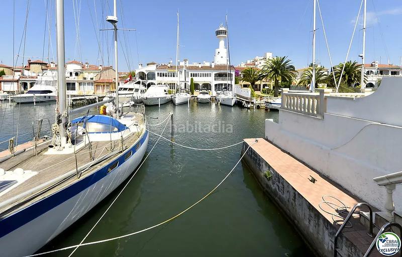 Foto 4dc08a8e-6df5-4421-b5fd-63af6a79a720. Casa  de pescador en el sector salins en venta con amarre de 12,5 x 4 m para velero, en Empuriabrava