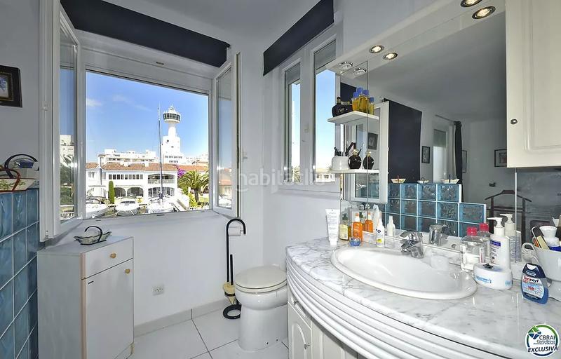 Foto 79a523a7-7167-43c0-8f72-3c1e8ad7050b. Casa  de pescador en el sector salins en venta con amarre de 12,5 x 4 m para velero, en Empuriabrava