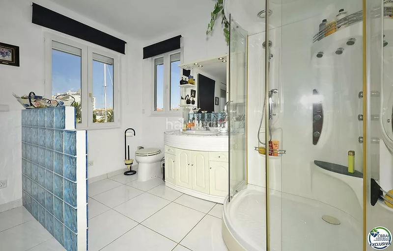 Foto 842d60d1-9b7c-4da9-83ec-a2f586183320. Casa  de pescador en el sector salins en venta con amarre de 12,5 x 4 m para velero, en Empuriabrava