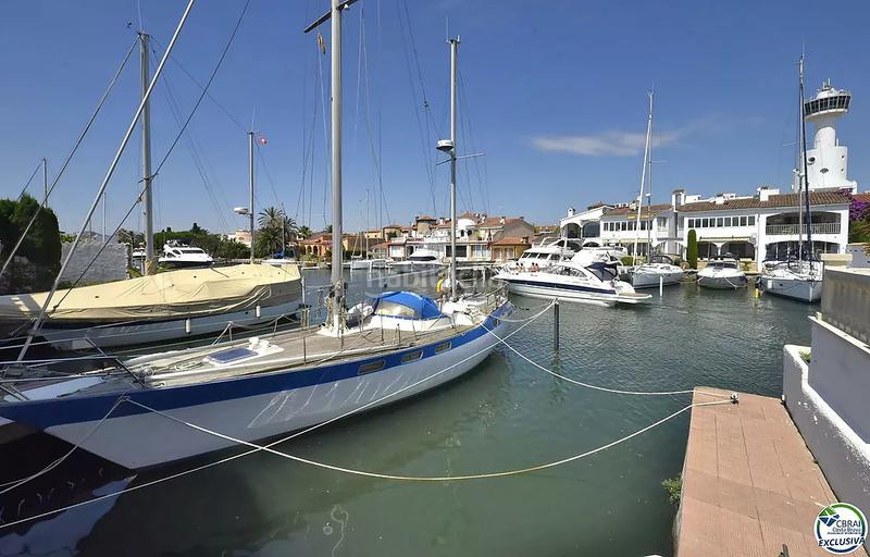 Foto 89301c7d-0002-4803-bcdd-cbba81b524d6. Casa  de pescador en el sector salins en venta con amarre de 12,5 x 4 m para velero, en Empuriabrava
