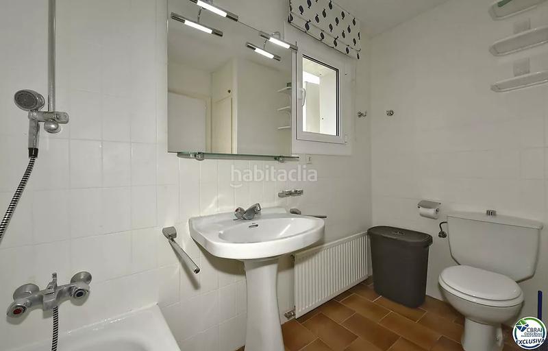 Foto ea0b6892-d6ad-4d56-b638-9d2d4a568108. Casa  de pescador en el sector salins en venta con amarre de 12,5 x 4 m para velero, en Empuriabrava