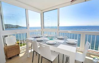 Pis a Puig Rom-Canyelles-Almadrava. Impresionante apartamento con vistas panorámicas al mar, reforma