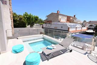 Casa a Cap Ras - Creus - Falconera. Estupenda casa al canal con amarre 10m