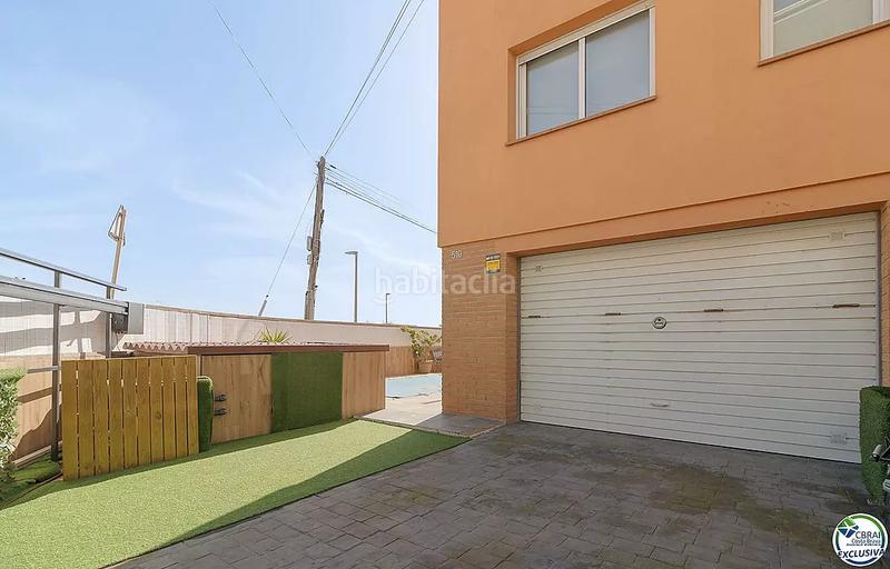 Foto 16adbe24-5786-4308-966f-9263a94505ef. Casa  con piscina en puigmal, 4 habitaciones, y ubicación ideal. en Empuriabrava