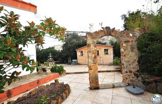 Maison à Nord. Casa con jardín y dos apartamentos.