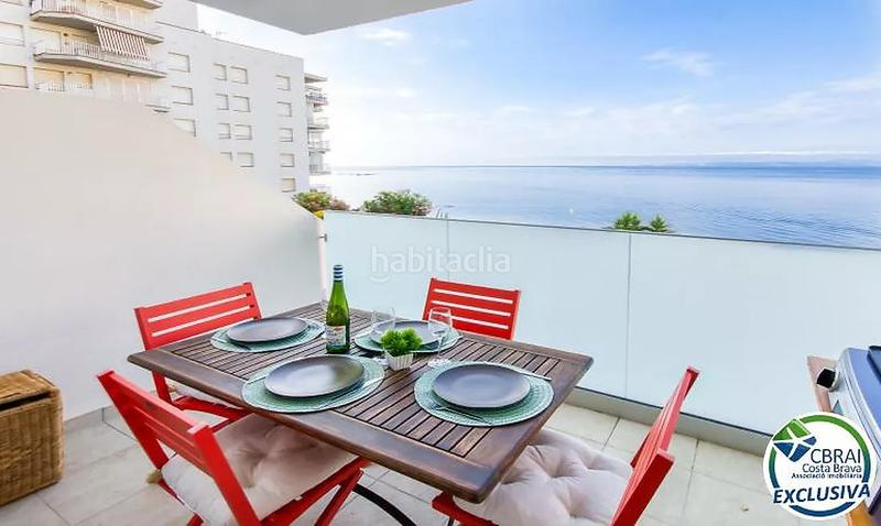 Foto 32bd0f4a-070d-46af-9035-5507c8cfe9d5. Piso apartamento reformado con vistas al mar y licencia turística en Roses