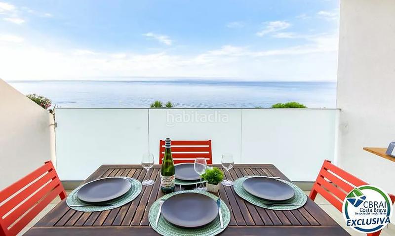 Foto 563a1066-b5f2-446c-8ca5-f1c48e9f7098. Piso apartamento reformado con vistas al mar y licencia turística en Roses