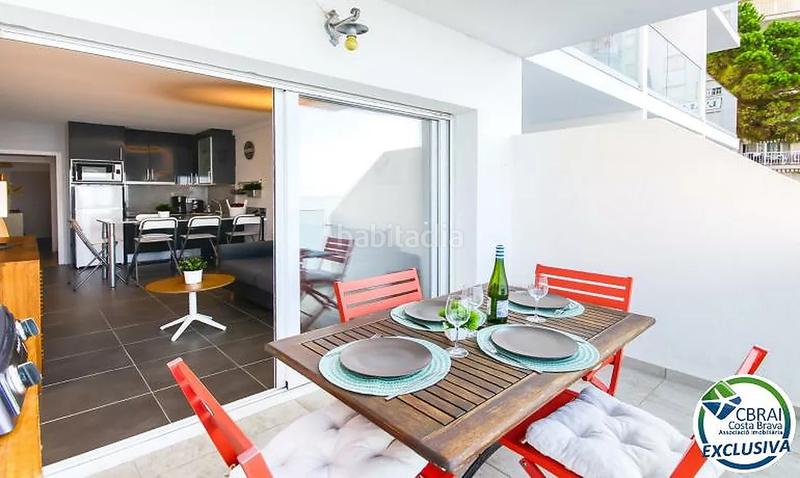Foto 9ad9d3f2-2e0d-4ada-98cd-b2628b7d13db. Piso apartamento reformado con vistas al mar y licencia turística en Roses