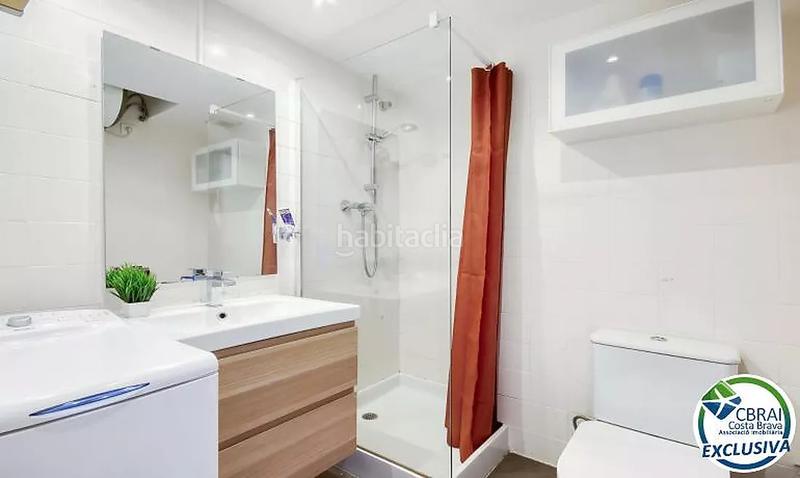 Foto d378aa80-a900-4bb7-93d6-b59c6f598c8f. Piso apartamento reformado con vistas al mar y licencia turística en Roses