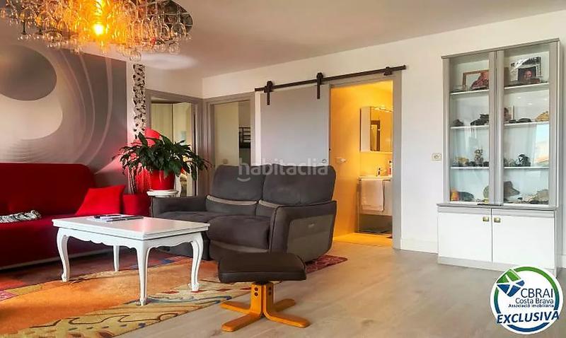 Foto e94803a1-695d-4a8e-9aa1-aee14596e492. Piso amplio piso en venta a 100 metros del mar en Roses
