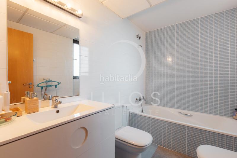 Foto 0adf5946-145e-4a4c-a979-84965f28d51c. Casa aparellada amb xemeneia calefacció aparcament piscina a Bétera