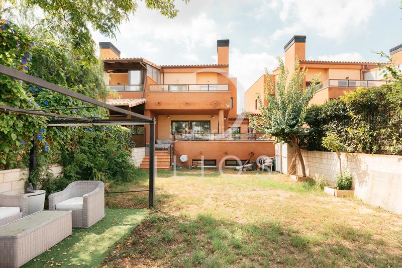 Foto 191398e7-e1d8-4229-968f-4373ebf47ed1. Casa aparellada amb xemeneia calefacció aparcament piscina a Bétera