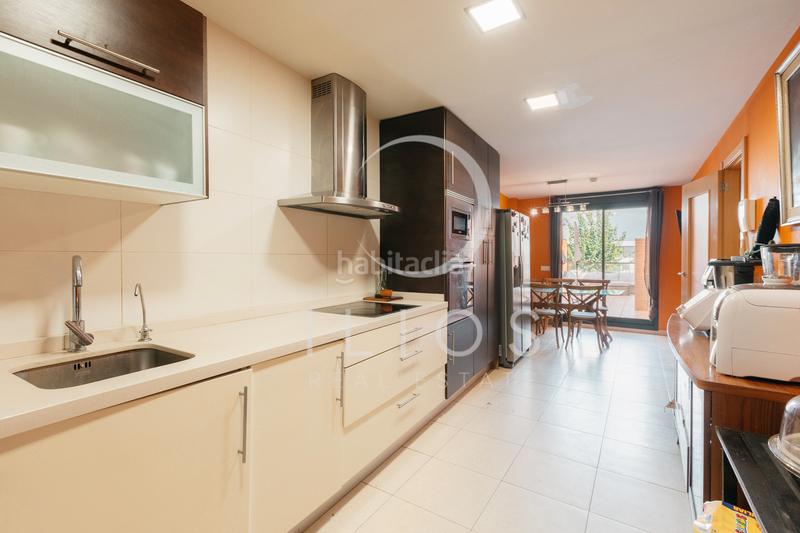 Foto 3c755b79-6b11-4698-acea-4f4d6e5bf835. Casa aparellada amb xemeneia calefacció aparcament piscina a Bétera