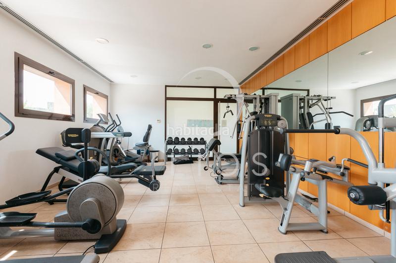 Foto 4d232958-696e-405f-8b5f-ebed5422c9d9. Casa aparellada amb xemeneia calefacció aparcament piscina a Bétera