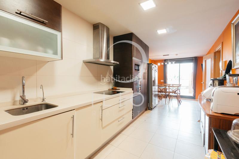 Foto 86e75521-a2c4-4715-8444-741248e27622. Casa aparellada amb xemeneia calefacció aparcament piscina a Bétera