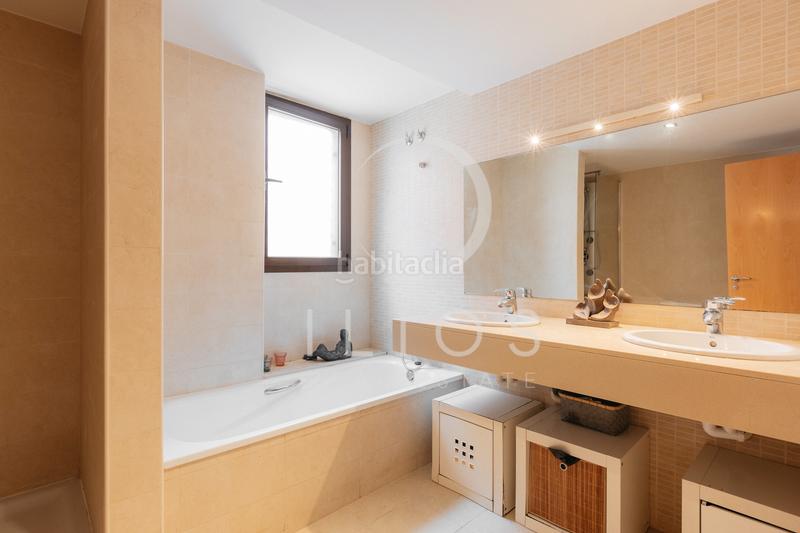 Foto aed0baf0-464b-4f23-bad1-6c782cc06f38. Casa aparellada amb xemeneia calefacció aparcament piscina a Bétera