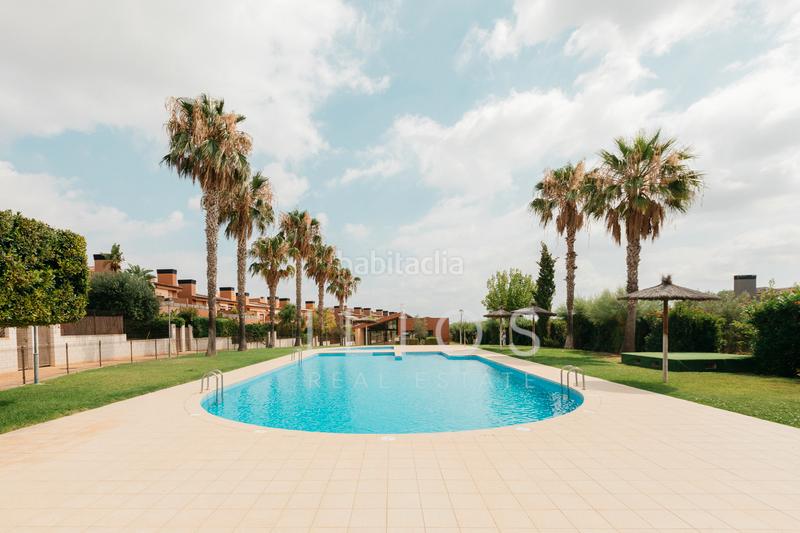 Foto b2699125-a5f2-457a-95cd-4395e3ae4cb6. Casa aparellada amb xemeneia calefacció aparcament piscina a Bétera