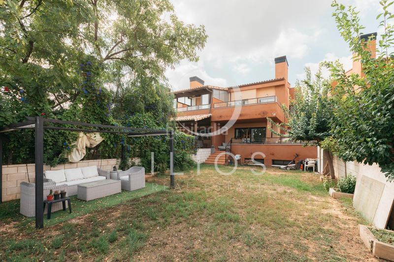 Foto c6e0b051-cac9-4104-ac1f-c2bf3d4a407e. Casa aparellada amb xemeneia calefacció aparcament piscina a Bétera