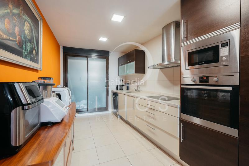 Foto cc2d99f5-ddc9-4578-b010-bf319da5d50a. Casa aparellada amb xemeneia calefacció aparcament piscina a Bétera