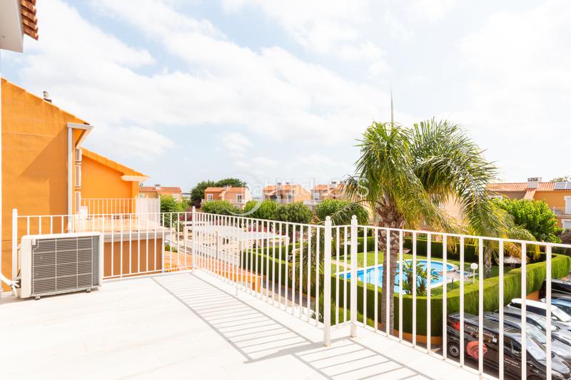 Foto 51b1d50a-261c-43e6-b968-fa555b22e8e7. Casa aparellada amb xemeneia calefacció aparcament piscina a Bétera