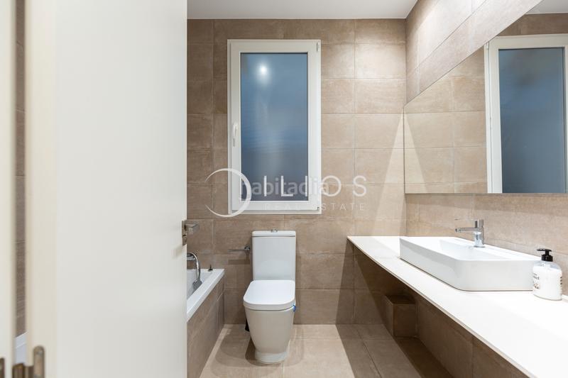 Foto 4e431dee-771e-4e50-aa2e-25bfd1a14ae8. Rent flat with heating in Russafa Valencia