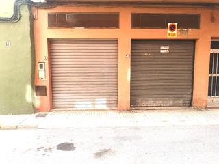 Aparcament cotxe a Caputxins. Presentamos garaje de 70 m2 aproximadamente situado en una de la