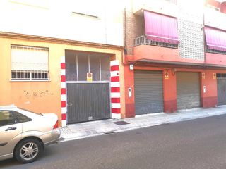 Aparcament cotxe a Salvador perles 56. Garaje cabina cerrada