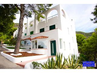 Casa adossada a El Poal. Espaciosa casa pareada con encanto mediterráneo en castelldefels