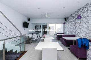 Local commercial à Ciutadella. 169 m2 construidos, 5 habitaciones, 2 aseos públicos, 2 salones,