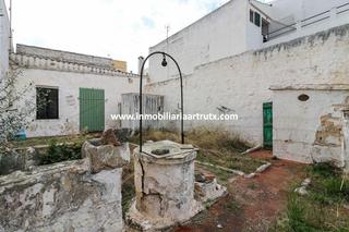 Maison à Ciutadella. Casa con patio en 100 m2 construidos, patio, necesita reforma.