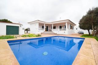 Chalet à Cala Blanca. Chalet con piscina en sa caleta