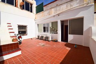 Local commercial à Ciutadella. Local con patio