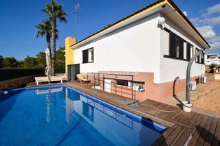 Chalet in Cala Blanca. Chalet con piscina en son carrió