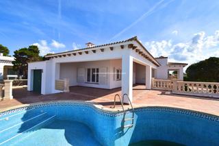 Chalet à Cala d´En Bosch-Serpentona. Chalet con piscina en cap d'altrutx
