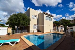 Chalet à Cala Blanca. Chalet con piscina y garaje