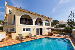 Chalet à Cala en Blanes. Chalet con piscina y garaje