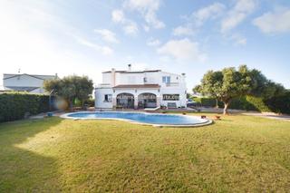 Xalet a Cala en Blanes. Chalet con piscina en calan blanes