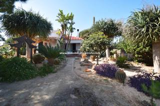 Chalet in Cala Blanca. Chalet con jardin en santandría