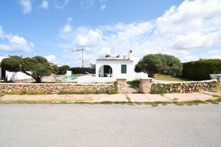 Chalet in Cala d´En Bosch-Serpentona. Chalet con piscina en cap d'artrutx