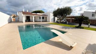 Chalet en Cala en Blanes. Bonito chalet con piscina