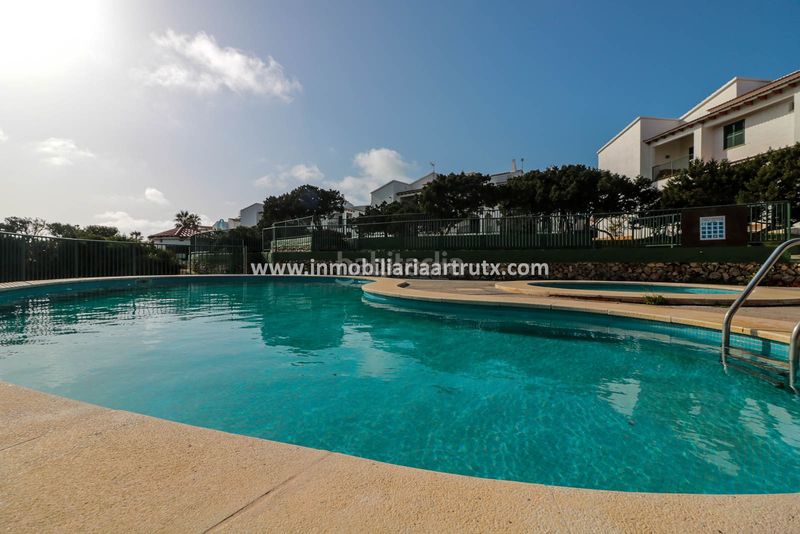Foto fa46b587-1e91-42cc-9f26-0d509db17603. Apartament amb piscina a Cala en Blanes Ciutadella de Menorca