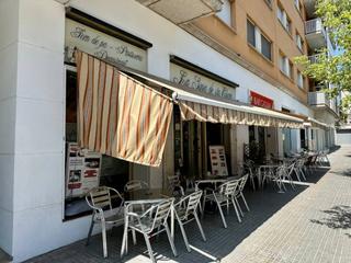 Local commercial à Divina pastora 6. Venta de cafetería en funcionamiento en manresa por 130.000