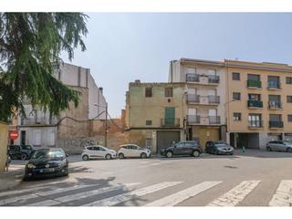 Edifici a Carretera de Vic - Remei. Edificio de dos pisos y un gran bajo en manresa