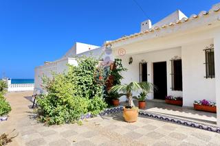 Chalet à Avenida libertad 29. Oportunidad de chalet en primera linea de playa en guardamar del
