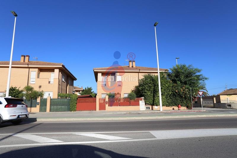 Foto b593e1a6-43b5-4d8d-9628-58c9a9c565c0. Xalet a avenida salinas 5 a La Marina Elche / Elx